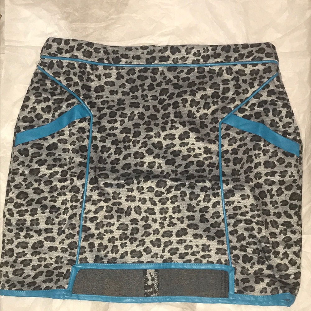 🌀 Grey leopard print skirt with blue piping